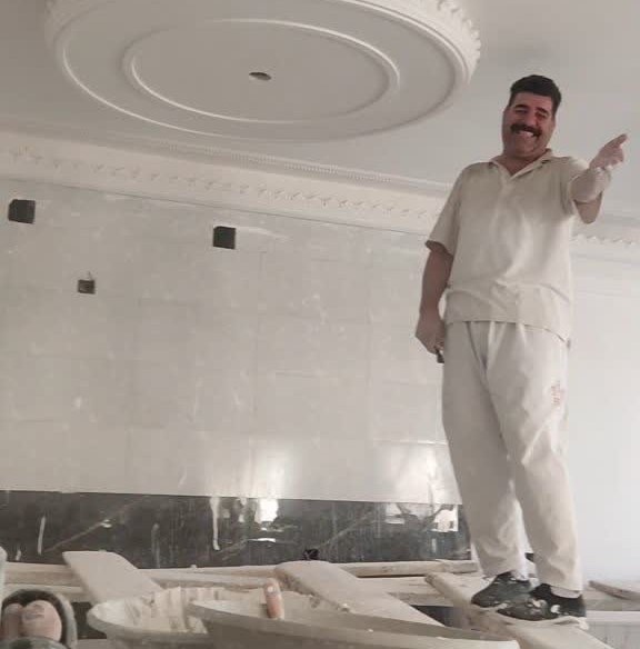 بنا و علاقمند به کار گچ